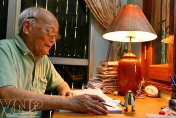 Nhà văn Tô Hoài bên bàn viết lúc sinh thời (Ảnh: Báo Ảnh Việt Nam/TTXVN)