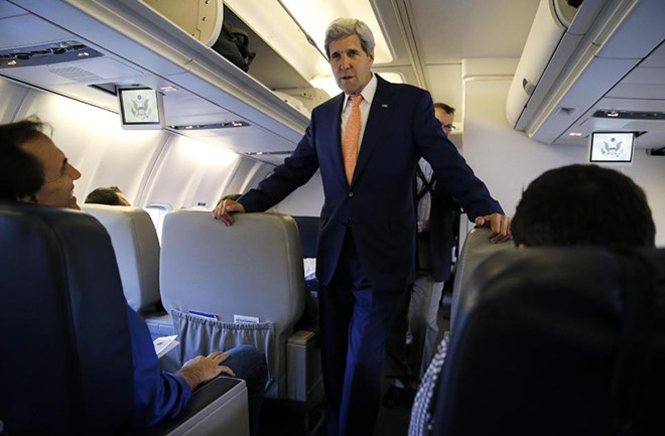 Ngoại trưởng Mỹ John Kerry tiếp xúc với giới truyền thông trên chuyến bay tới Trung Quốc hôm 7-7 (Nguồn: AP)