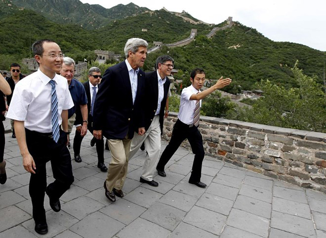 Ngoại trưởng Mỹ John Kerry thăm Vạn Lý Trường Thành hôm 9-7 (Nguồn: AP)