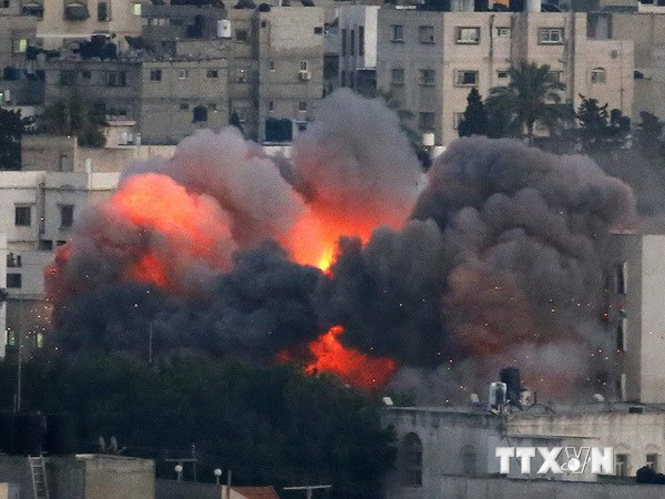 Khói lửa bốc lên sau cuộc không kích của Israel xuống thành phố Gaza ngày 9-7. (Nguồn: AFP/TTXVN)