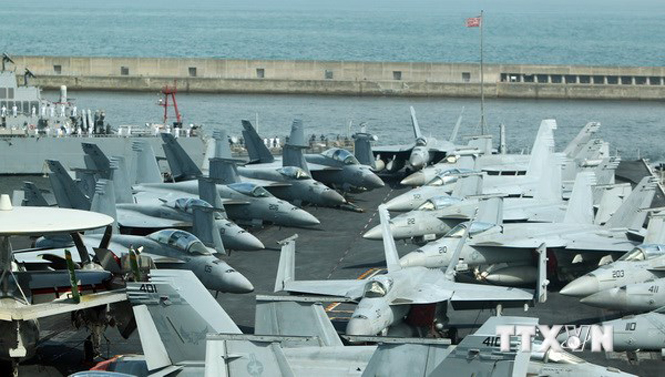 Máy bay chiến đấu trên tàu sân bay USS George Washington của Mỹ. (Nguồn: THX/TTXVN)