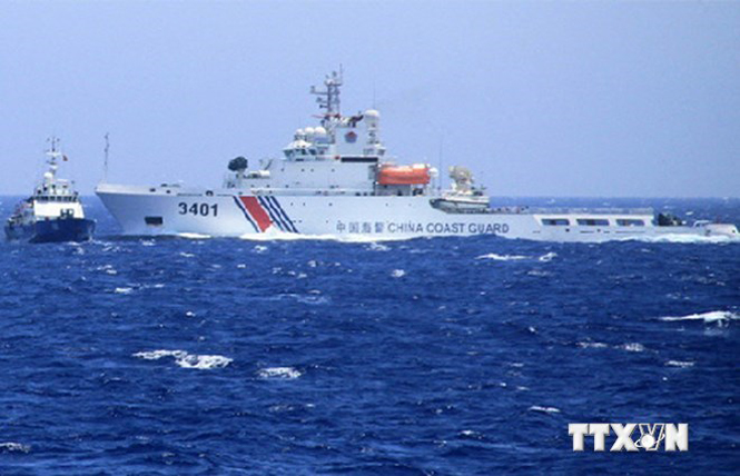 Tàu Hải cảnh Trung Quốc đe dọa tàu Việt Nam tại khu vực gần giàn khoan trái phép Hải Dương 981 (Nguồn: TTXVN)