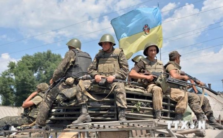 Binh sĩ Ukraine tuần tra tại thành phố miền đông Seversk ngày 12-7.  (Ảnh: AFP-TTXVN)