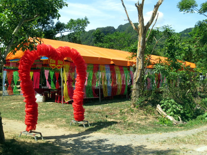 Một đám cưới “hiện đại hóa” của người Bru-Vân Kiều ở bản Khe Ngang (Trường Xuân, Quảng Ninh)  .
