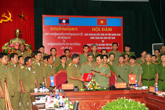 Lãnh đạo Công an tỉnh Quảng Bình và An ninh tỉnh Khăm Muộn ký biên bản ghi nhớ hợp tác giữa hai đơn vị.