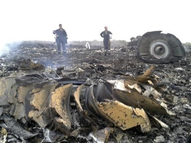 (Hiện trường rơi máy bay MH17 của Malaysia Airlines. Ảnh: Reuters)