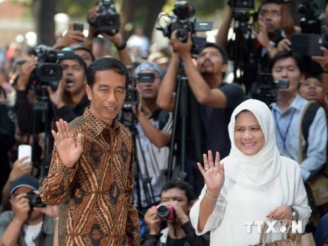 Ông Joko Widodo và vợ Iriana Widodo trước khi bỏ phiếu tại điểm bầu cử ở Jakarta. (Nguồn: AFP/TTXVN)