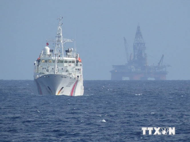 Tàu Trung Quốc bảo vệ giàn khoan Hải Dương-981 khi còn hạ đặt trái phép trong vùng đặc quyền kinh tế, thềm lục địa của Việt Nam. (Ảnh: TTXVN)