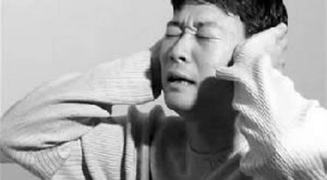 Ù tai có thể do viêm ống tai ngoài, nấm ống tai, viêm tai giữa.