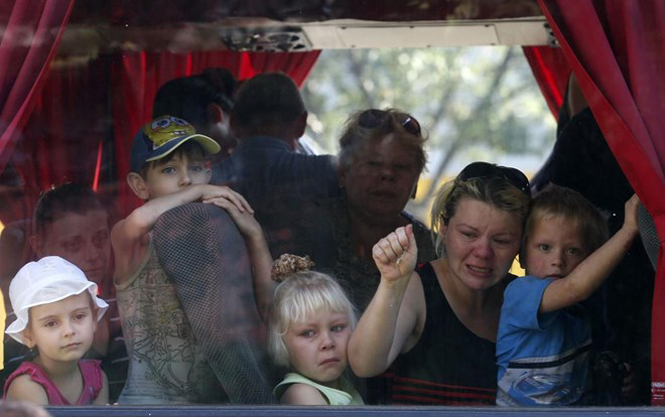 Người dân Donetsk tiến hành di tản để tránh chiến sự leo thang (Nguồn: Reuters)