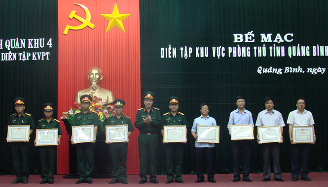 Lãnh đạo Bộ Tư lệnh Quân khu 4 tặng bằng khen cho các tập thể cá nhân có thành tích xuất sắc trong diễn tập.