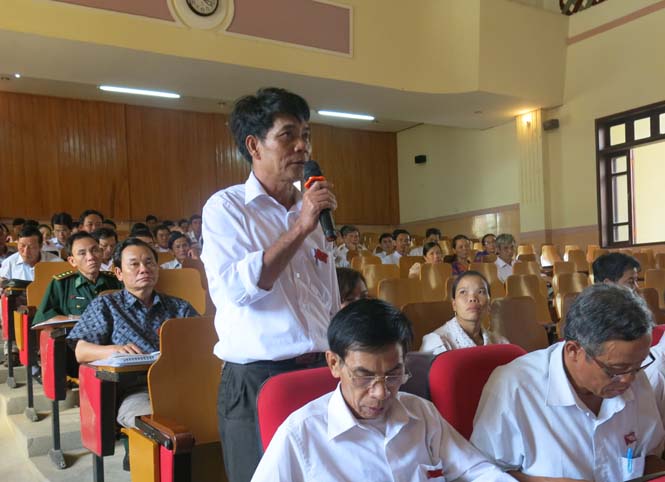 Đại biểu HĐND huyện Minh Hóa chất vấn tại kỳ họp