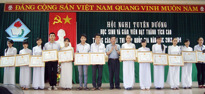 Đồng chí Trần Tiến Dũng, Tỉnh uỷ viên, Phó Chủ tịch UBND tỉnh  trao thưởng cho học sinh giỏi cấp Quốc gia năm học 2013-2014.