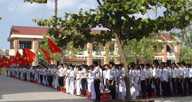Một buổi chào cờ đầu tuần của Trường THPT Trần Hưng Đạo.