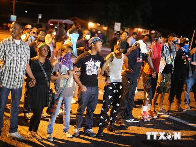 Người dân tập trung biểu tình tại Ferguson ngày 13-8. (Nguồn: AFP/TTXVN)