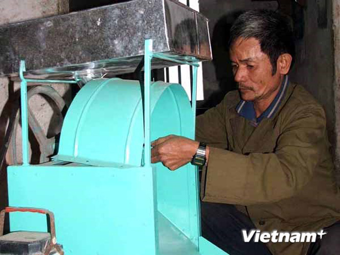 Ông Sành-một nông dân ở Hải Dương có sáng kiến làm chiếc máy thái hành, tiết kiệm sức lao động. (Ảnh: T.H/Vietnam+)