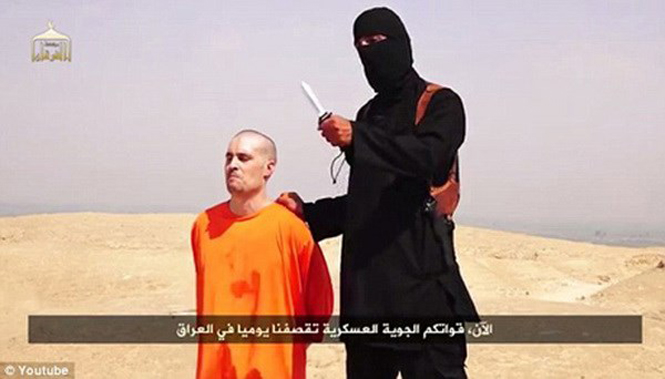 Hình ảnh từ đoạn băng hình về vụ IS hành quyết nhà báo Mỹ James Foley. (Nguồn: YouTube)
