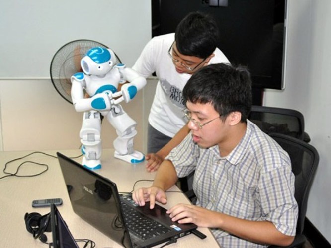 Sinh viên phát triển ứng dụng trên robot Smartoshin. (Ảnh: CTV)