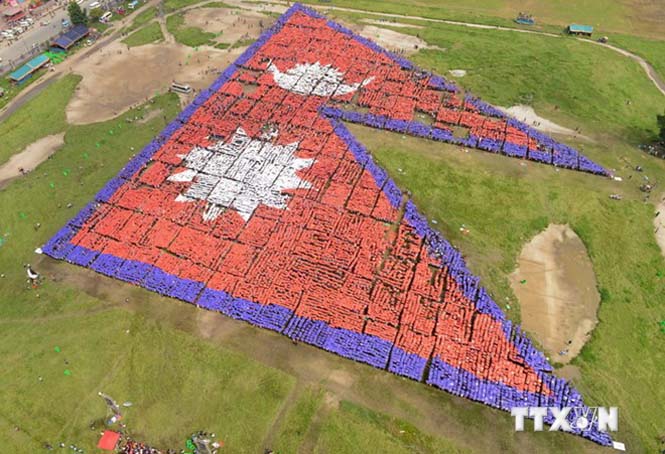 Lá quốc kỳ Nepal được vừa được tạo hình hoàn chỉnh. (Nguồn: AFP/TTXVN)