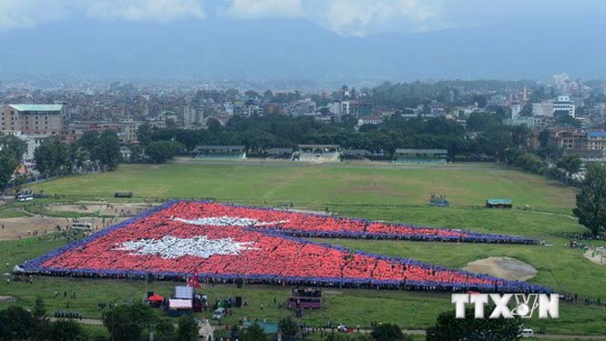 Lá quốc kỳ Nepal được vừa được tạo hình hoàn chỉnh. (Nguồn: AFP/TTXVN)