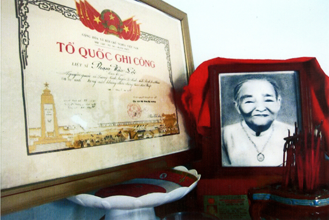 Bằng Tổ quốc ghi công liệt sỹ Hoàng Văn Lộc và di ảnh bà Nguyễn Thị Cúc đặt nơi trang trọng trong nhà anh Lê Văn Lợi.