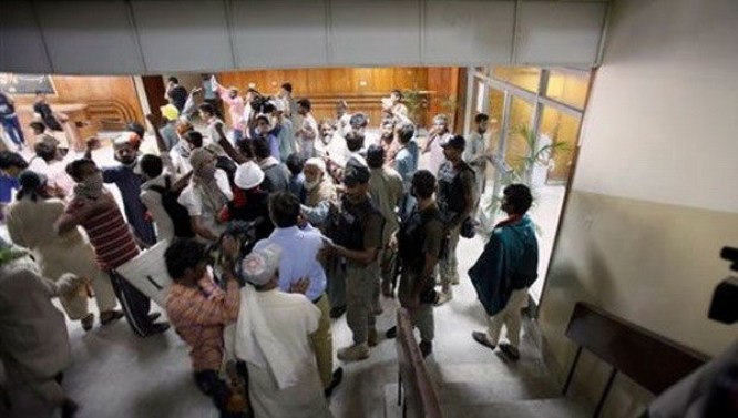Người biểu tình tràn vào trụ sở Đài truyền hình quốc gia Pakistan. (Nguồn: AP)