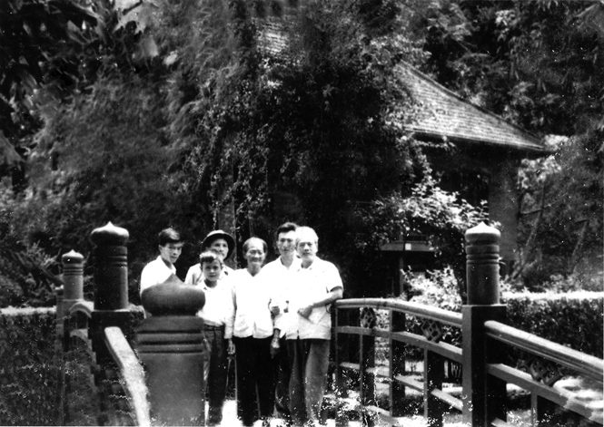 Bà Cúc và anh Lợi chụp ảnh lưu niệm cùng đồng chí Vũ Kỳ và cán bộ Bảo tàng Hồ Chí Minh trong lần hai bà cháu ra Hà Nội năm 1981 tại Khu di tích Phủ Chủ tịch.