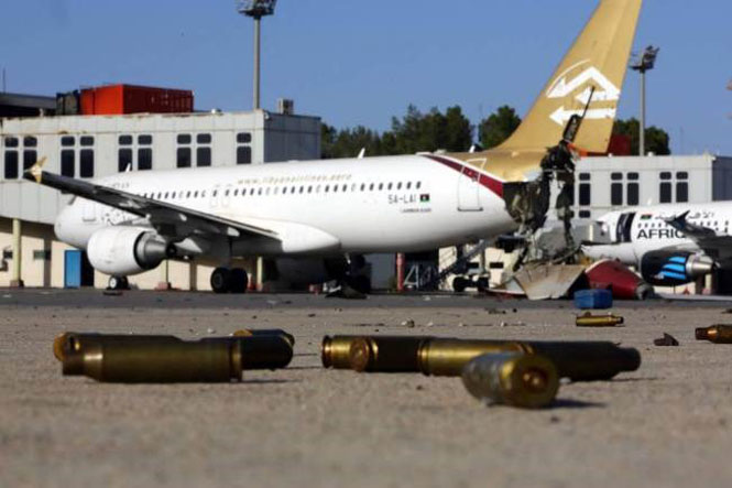 Vỏ đạn vương vãi tại sân bay Tripoli hồi tháng Tám vừa qua (Nguồn: AFP)