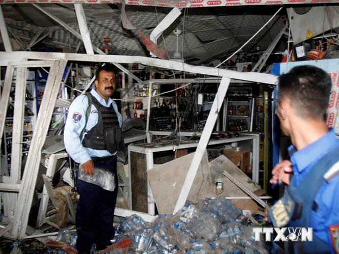  Cảnh sát điều tra tại hiện trường vụ đánh bom trước một cửa hàng rượu ở Kirkuk, cách thủ đô Baghdad khoảng 250 km về phía bắc. (Nguồn: THX/TTXVN)