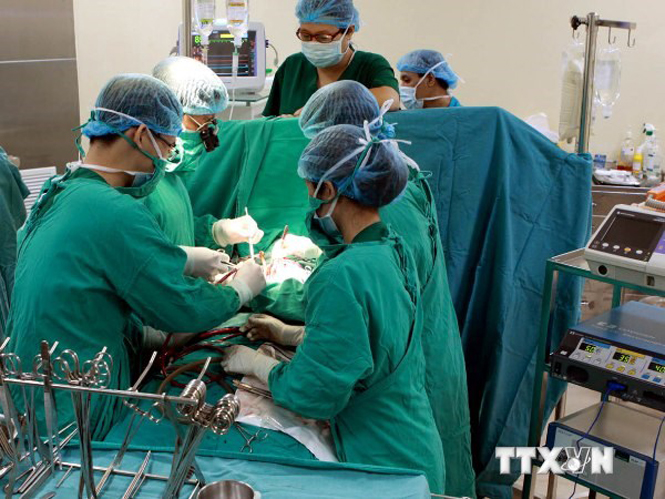 Các bác sỹ tiến hành một ca phẫu thuật phức tạp. (Ảnh: TTXVN)