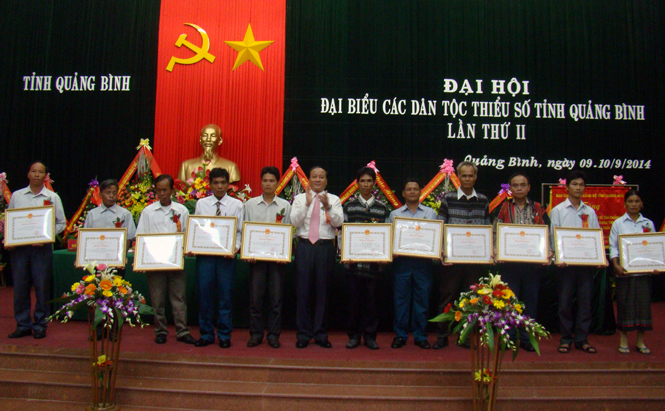 Đồng chí Trần Văn Tuân, Phó Chủ tịch UBND tỉnh trao bằng khen của UBND tỉnh cho các điển hình tiên tiến trong công tác dân tộc. 