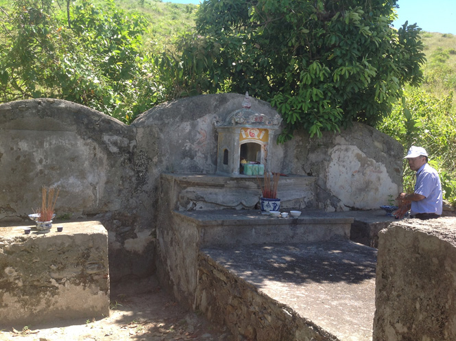 Mộ tổ họ Trần làng Thuận Bài ở Vũng Chùa, Đảo Yến.