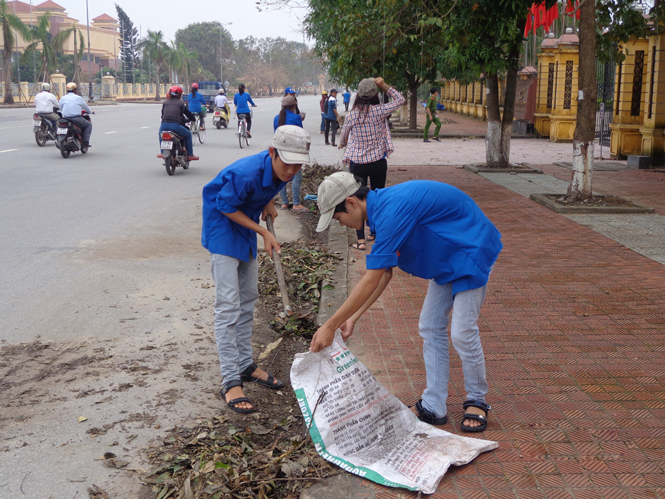 Đoàn viên thanh niên thu gom rác trên các tuyến đường hưởng ứng Ngày Môi trường thế giới.