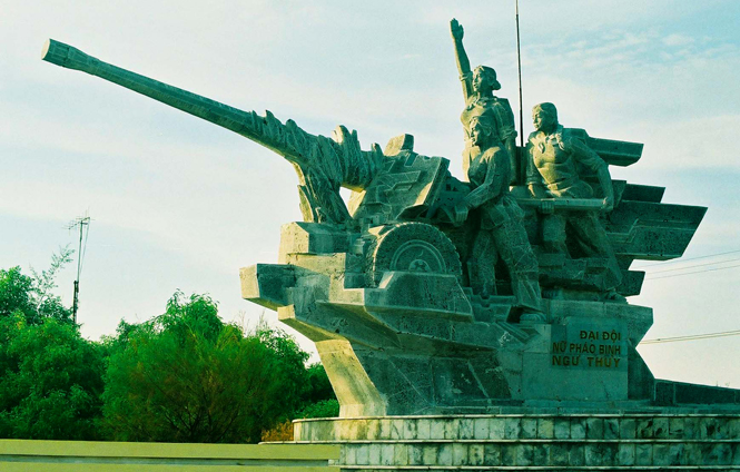 Tượng đài Đại đội nữ pháo binh Ngư Thủy anh hùng.