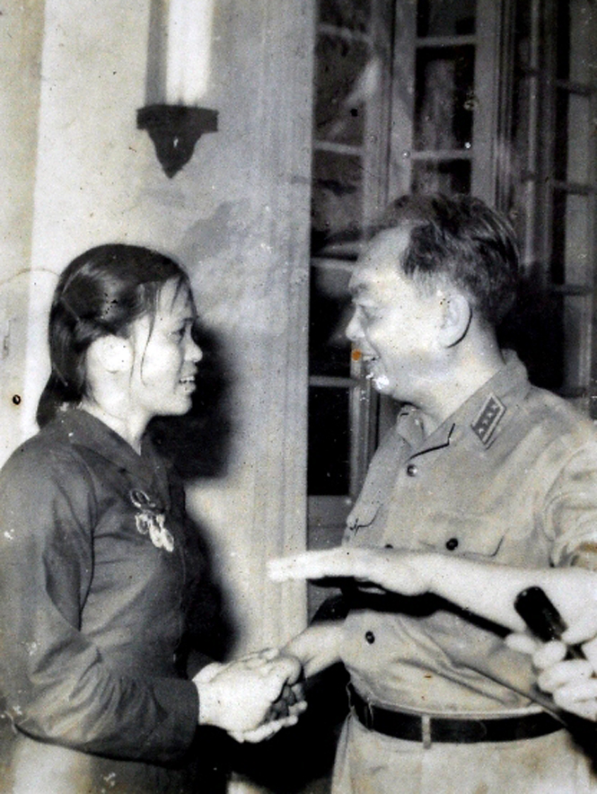 Đại tướng chụp ảnh lưu niệm với o Trần Thị Thản, Chính trị viên Đại đội nữ pháo binh Ngư Thủy năm 1969.