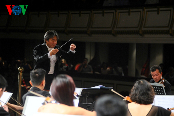 Nhạc trưởng Honna Tetsuji chỉ huy dàn nhạc
