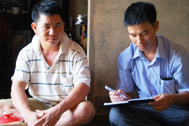 Anh Trần Văn Trạng kể về chuyện ngày xưa làm “lâm tặc” và ngày nay trồng rừng với phóng viên.