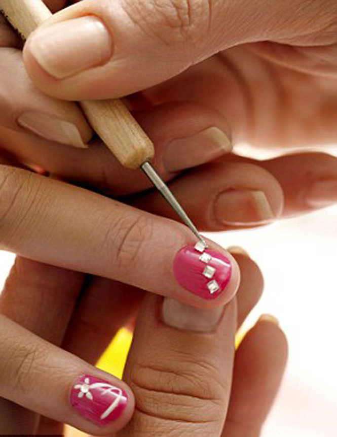 Lây nhiễm HIV qua sử dụng chung dụng cụ làm móng là khá