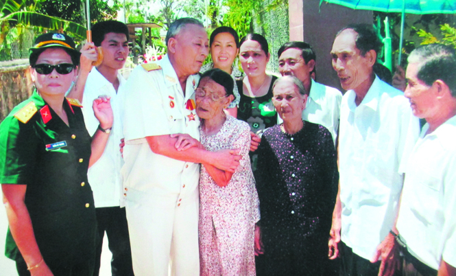 Trung tướng Đồng Sỹ Nguyên trong một lần về thăm quê.