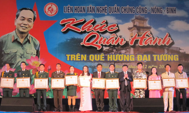 Đồng chí Trần Tiến Dũng Phó Chủ tịch UBND tỉnh trao bằng khen của Chủ tịch UBND tỉnh cho các tiết mục xuất sắc.