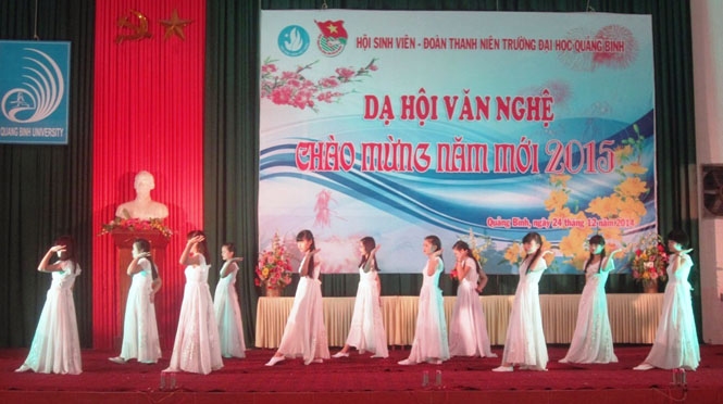 Một tiết mục văn nghệ của các sinh viên trường Đại học Quảng Bình.