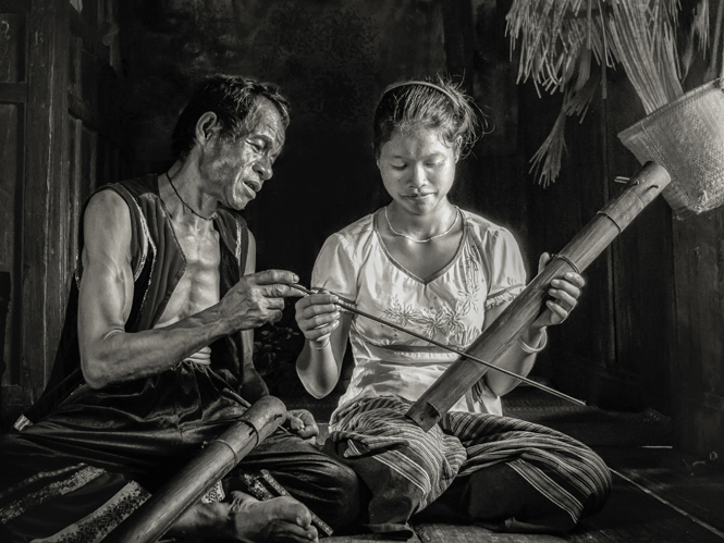 Ước muốn của già là có thể truyền dạy lại cách chơi đàn Karong cho con cháu người Khùa. (Trong ảnh: Già Hồ Khăm và con gái Hồ Thị Coòng trong tác phẩm “Trao truyền”).                                                                          Ảnh: Đức Thành