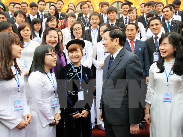 Chủ tịch nước Trương Tấn Sang với các sinh viên tiêu biểu. (Ảnh: Nguyễn Khang/TTXVN)