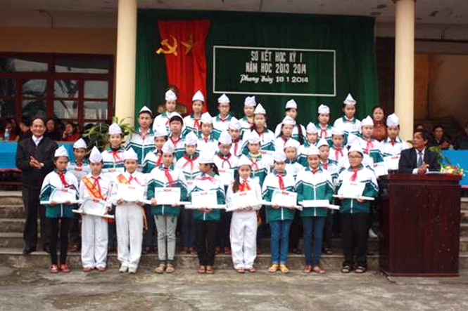 Trao thưởng cho học sinh giỏi học kỳ 1, năm 2013-2014