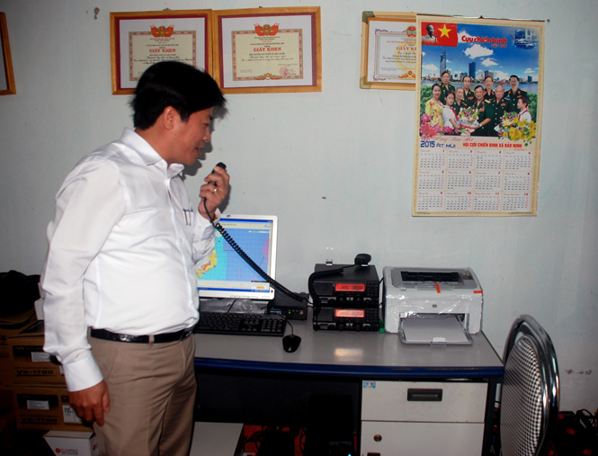 Ông Nguyễn Ngọc Hiếu, Bí thư Đảng ủy kiêm Chủ tịch UBND xã Bảo Ninh đang nói chuyện với ngư dân thông qua thiết bị trạm bờ.