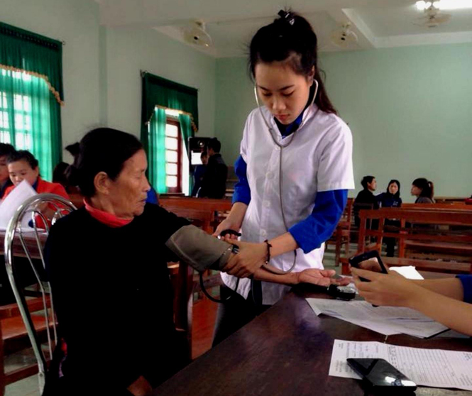 Đoàn viên thanh niên thị Đoàn Ba Đồn khám và cấp phát thuốc miễn phí cho bà con xã Quảng Tiên.