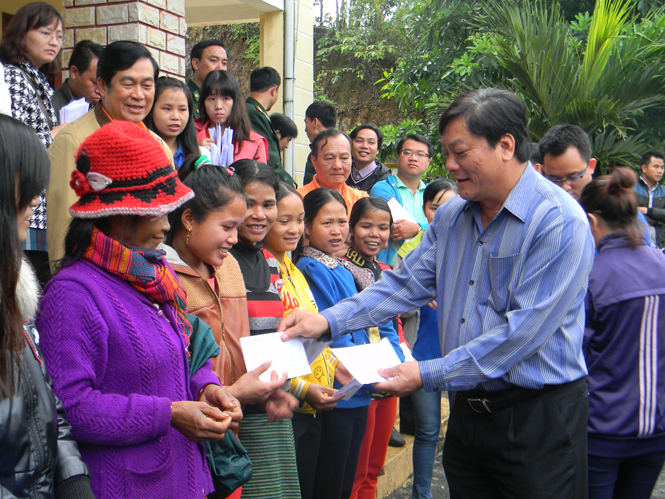 Đại diện Sở Kế hoạch – Đầu tư thành phố Hồ Chí Minh trao tặng tiền mặt cho các hộ đồng bào dân tộc thiểu số xã Lâm Thủy.