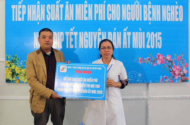 Bà Nguyễn Thị Ngân, Giám đôc Bệnh viện tiếp nhận 500 suất ăn từ Công ty Phú Mạnh.