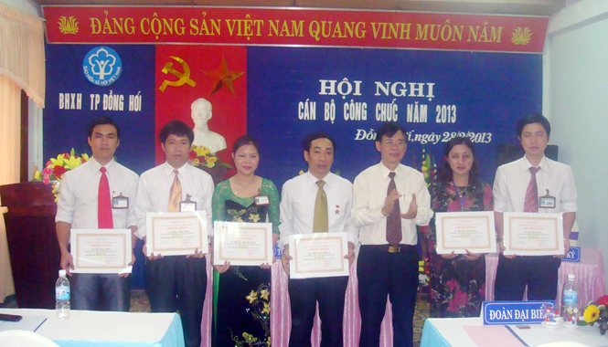 Những tập thể, cá nhân xuất sắc của BHXH thành phố được BHXH tỉnh tuyên dương năm 2013.