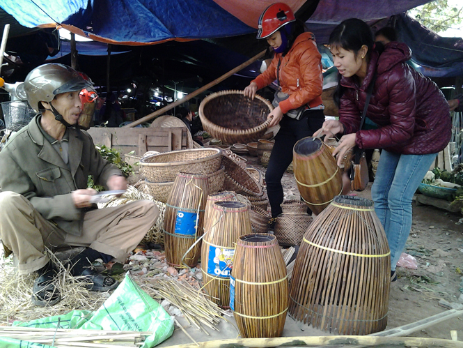 Các sản phẩm ngành nghề nông thôn được bày bán tại chợ Ba Đồn vào các ngày phiên.